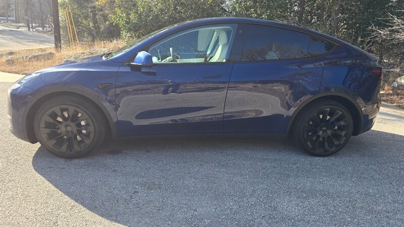 Tesla Model Y Vehicle Full-screen Gallery Image 03