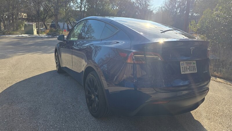 Tesla Model Y Vehicle Full-screen Gallery Image 04