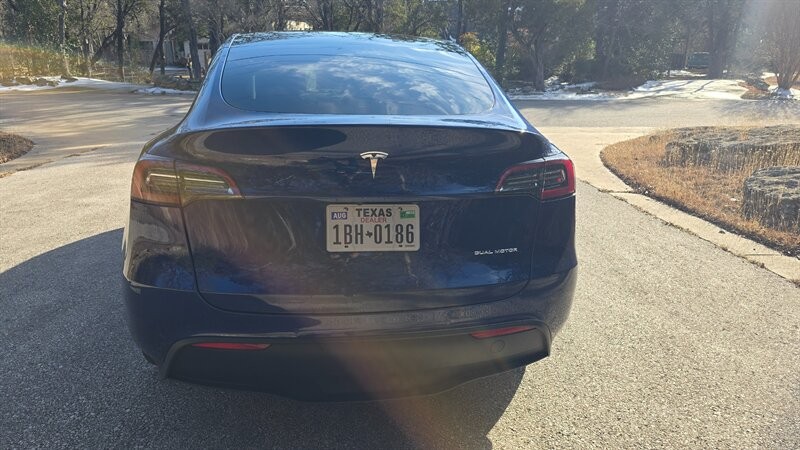 Tesla Model Y Vehicle Full-screen Gallery Image 05