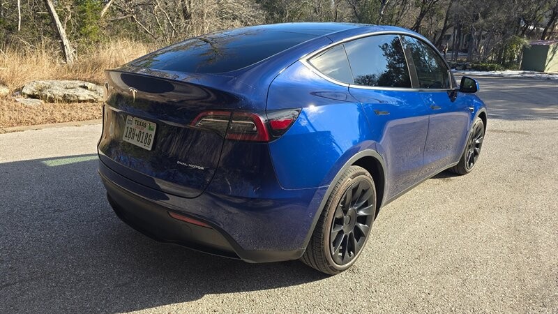Tesla Model Y Vehicle Full-screen Gallery Image 06