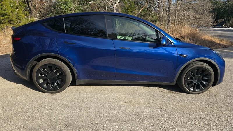 Tesla Model Y Vehicle Full-screen Gallery Image 07
