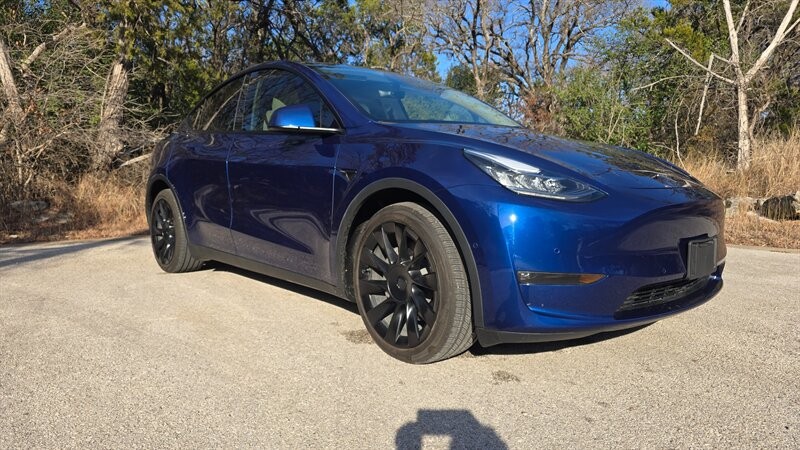 Tesla Model Y Vehicle Full-screen Gallery Image 08