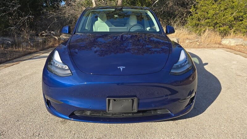 Tesla Model Y Vehicle Full-screen Gallery Image 09
