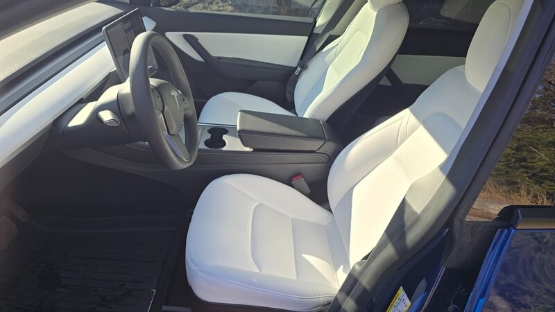 Tesla Model Y Vehicle Full-screen Gallery Image 10