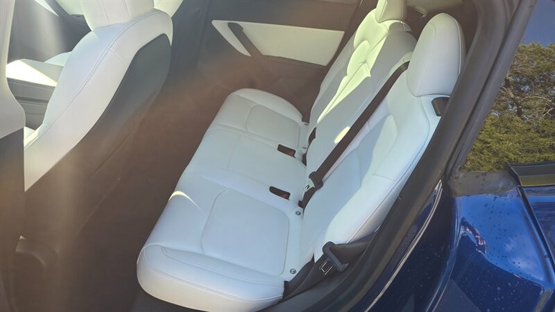 Tesla Model Y Vehicle Full-screen Gallery Image 11