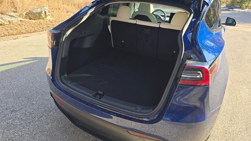 Tesla Model Y Vehicle Full-screen Gallery Image 12