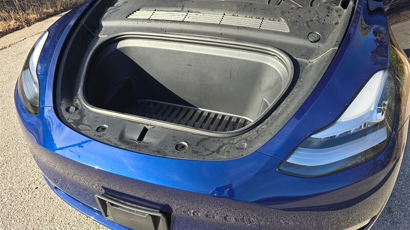 Tesla Model Y Vehicle Full-screen Gallery Image 13