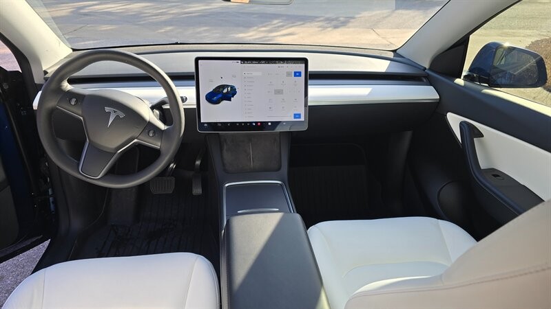 Tesla Model Y Vehicle Full-screen Gallery Image 14