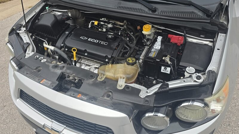 Chevrolet Sonic Vehicle Image 14