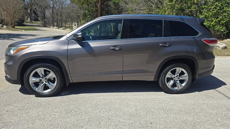 Toyota Highlander Vehicle Image 3