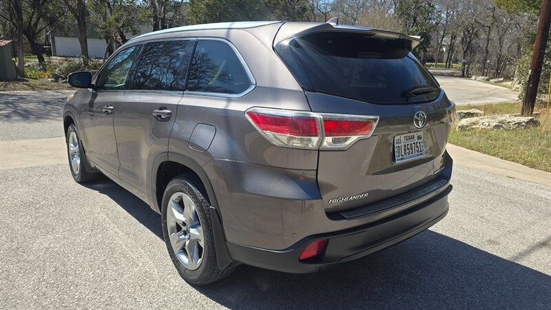 Toyota Highlander Vehicle Image 4