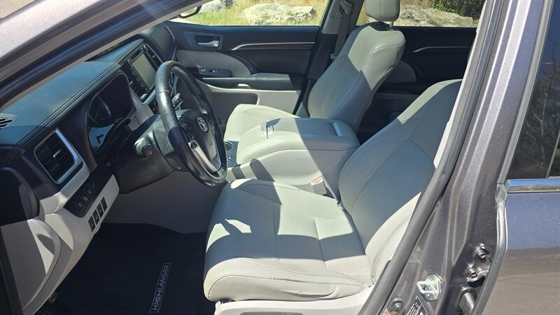 Toyota Highlander Vehicle Image 10