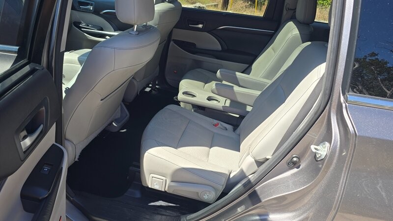 Toyota Highlander Vehicle Image 11