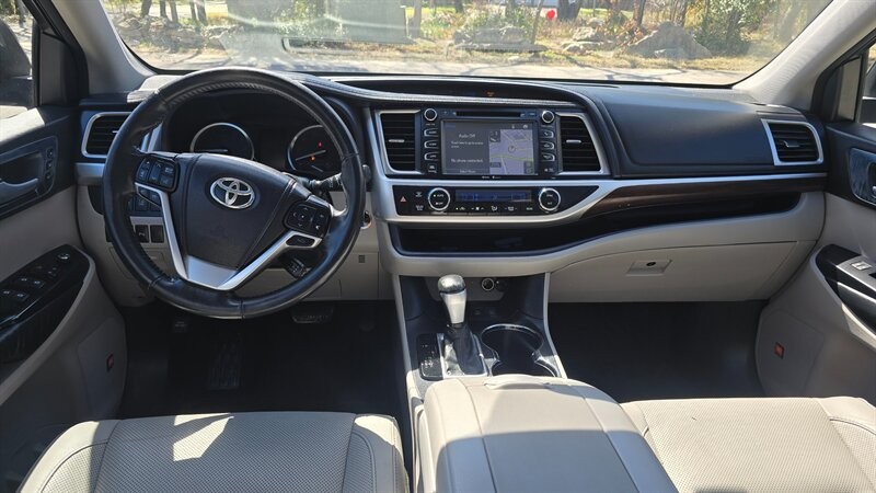 Toyota Highlander Vehicle Image 12