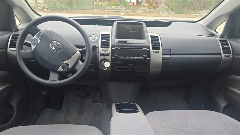 Toyota Prius Vehicle Image 12