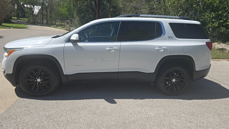 GMC Acadia Vehicle Image 3