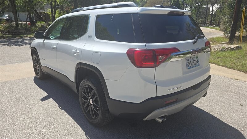 GMC Acadia Vehicle Image 4