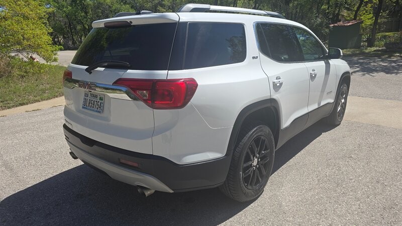 GMC Acadia Vehicle Image 6