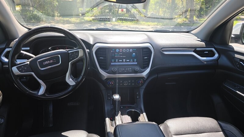 GMC Acadia Vehicle Image 11