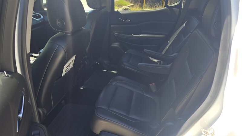 GMC Acadia Vehicle Image 12