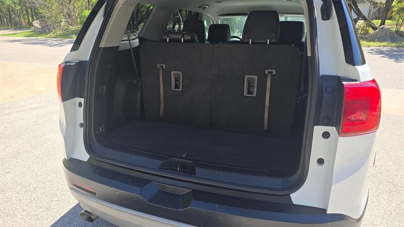 GMC Acadia Vehicle Image 13