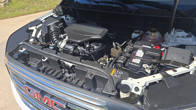 GMC Acadia Vehicle Image 14