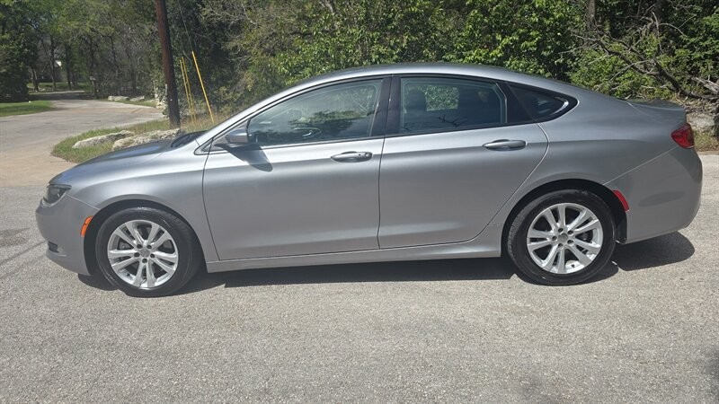 Chrysler 200 Vehicle Image 3