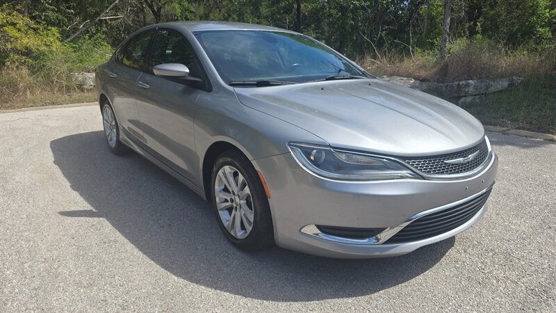 Chrysler 200 Vehicle Image 8