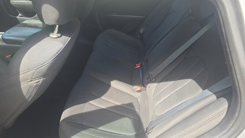 Chrysler 200 Vehicle Image 11