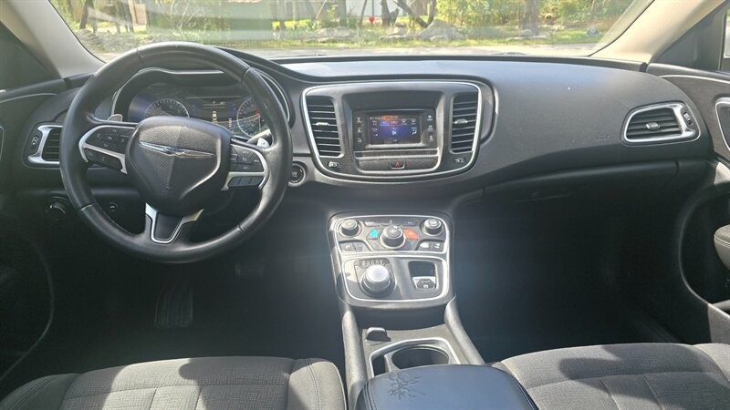 Chrysler 200 Vehicle Image 12