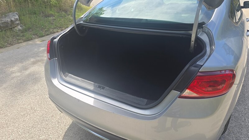 Chrysler 200 Vehicle Image 13