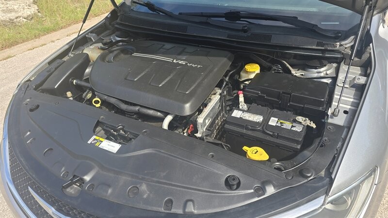 Chrysler 200 Vehicle Image 14