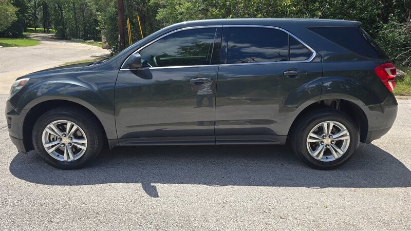 Chevrolet Equinox LS Vehicle Image 2