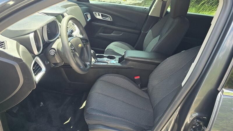 Chevrolet Equinox LS Vehicle Image 9