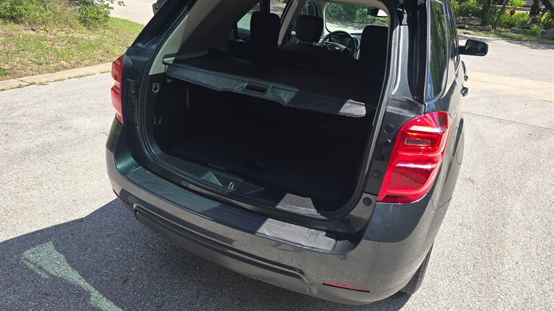 Chevrolet Equinox LS Vehicle Image 12