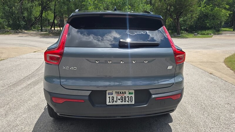 Volvo XC40 Recharge Pure Electric Vehicle Image 4