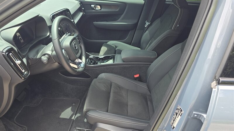 Volvo XC40 Recharge Pure Electric Vehicle Image 9