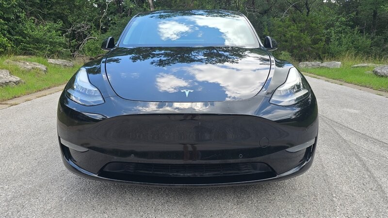 Tesla Model Y Vehicle Image 8