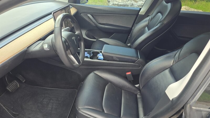 Tesla Model Y Vehicle Image 9