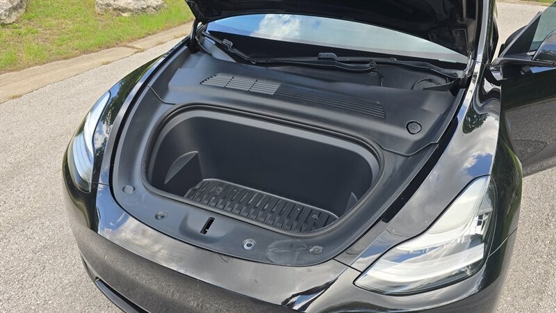 Tesla Model Y Vehicle Image 13