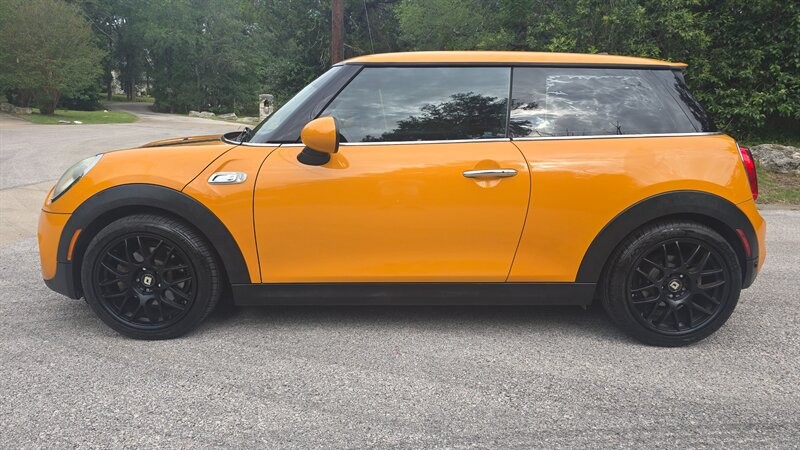 MINI Cooper Hardtop Vehicle Image 2
