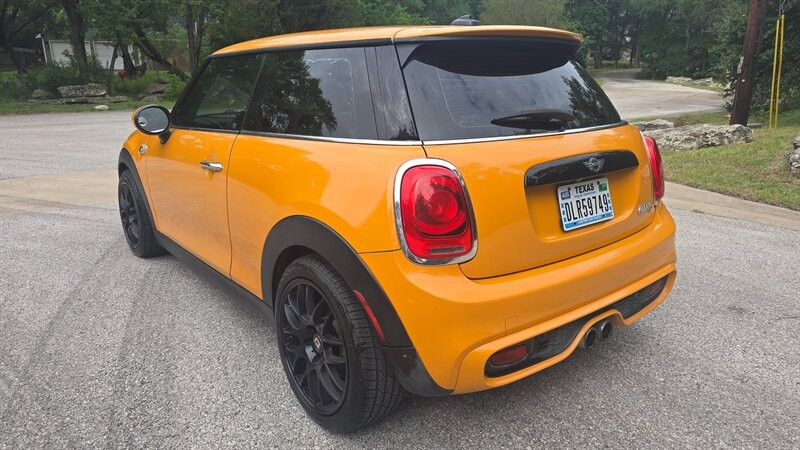 MINI Cooper Hardtop Vehicle Image 3