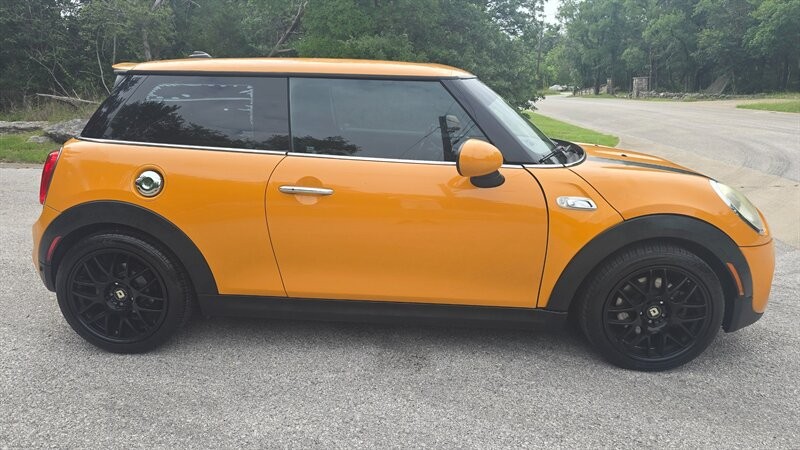 MINI Cooper Hardtop Vehicle Image 6