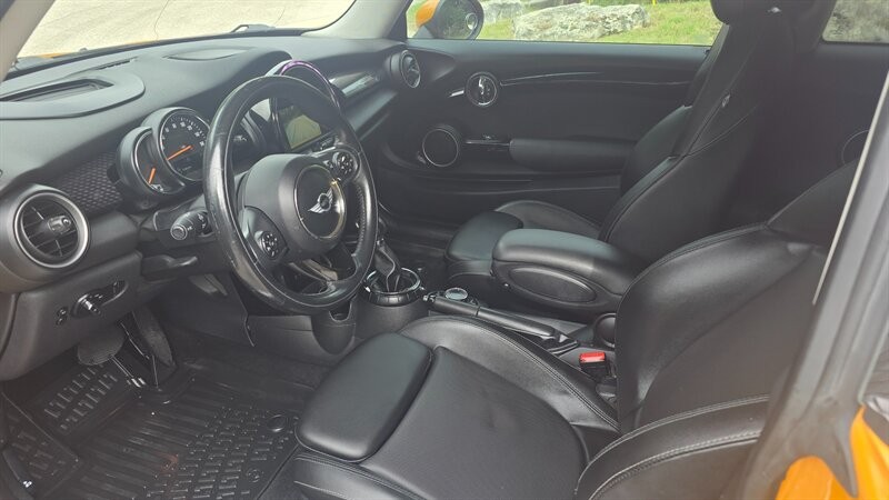 MINI Cooper Hardtop Vehicle Image 9