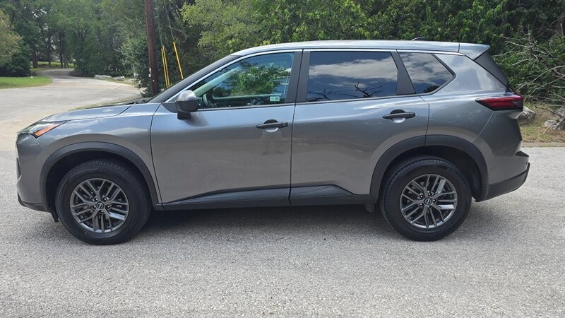 Nissan Rogue Vehicle Image 2