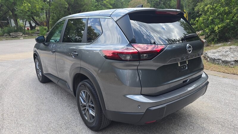 Nissan Rogue Vehicle Image 3