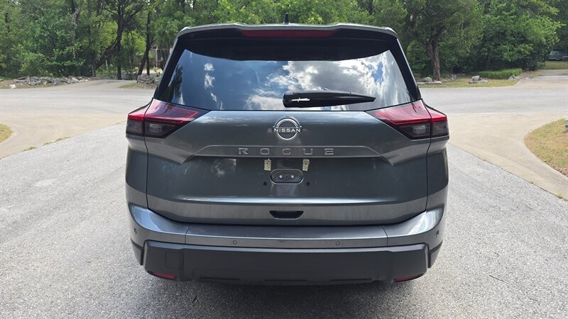 Nissan Rogue Vehicle Image 4