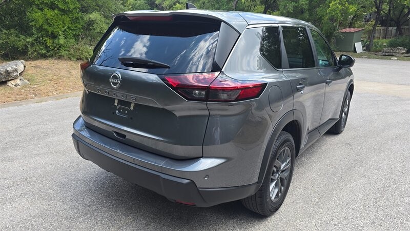 Nissan Rogue Vehicle Image 5