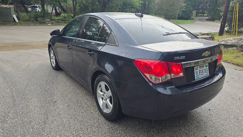 Chevrolet Cruze Limited Vehicle Image 3