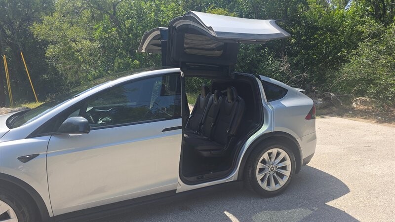 Tesla Model X Vehicle Image 14